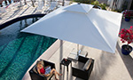 Sonnenschirm Supremo von Caravita in weiss mit Winddach viereckig am Pool